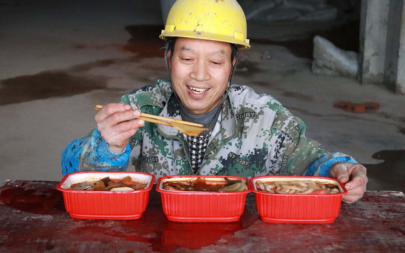 [图]一辈子没吃过自热火锅，12元买三盒带到工地吃，怎么找不到肉