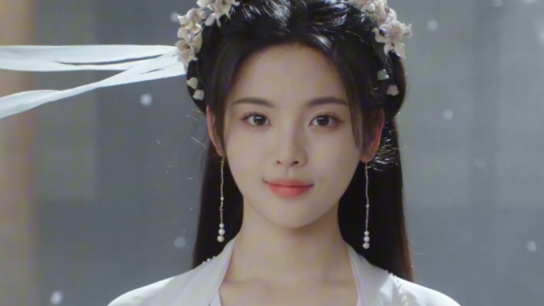 "本是梨花座下仙"是谁还没看过杨超越的珍珠面妆!好像看到了神女!