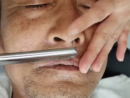 刮胡子切鼻毛