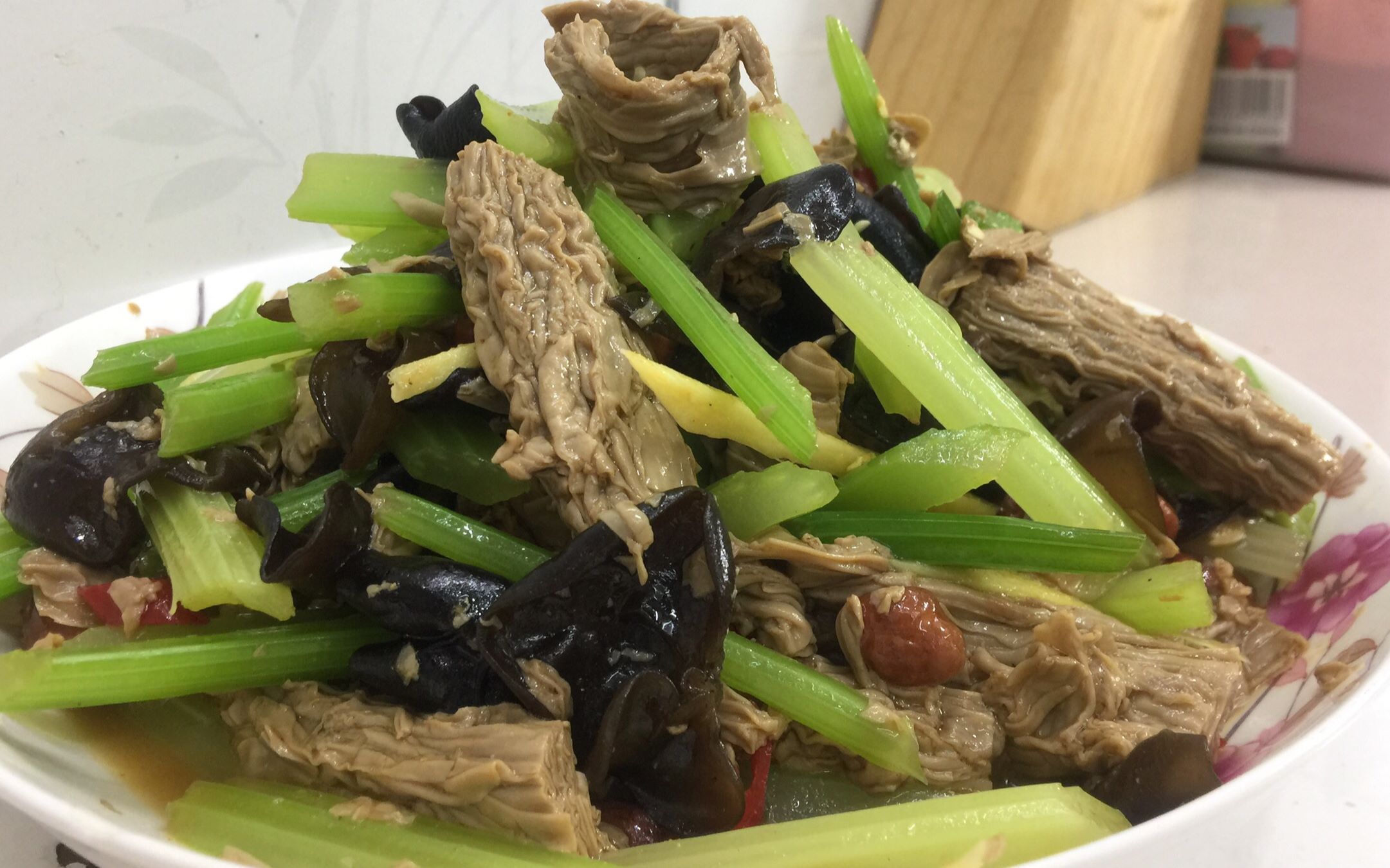 凉拌芹菜黑腐竹的做法,味道爽口,营养补钙,上桌比肉受欢迎