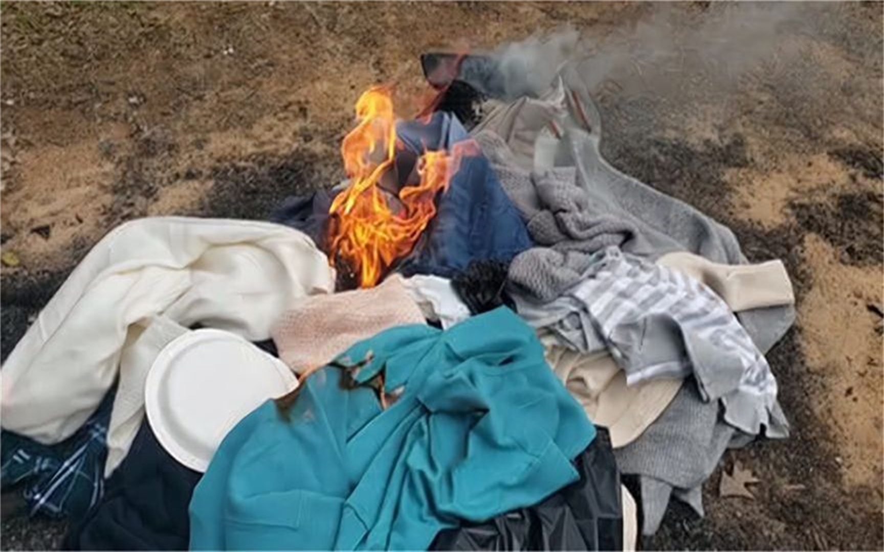 为什么老人常说旧衣服不能乱烧?科学研究证明,还真不能随便烧!