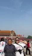 Скачать видео: 女孩带78岁爷爷圆梦北京：大家都很开心，这就是长大的意义吧