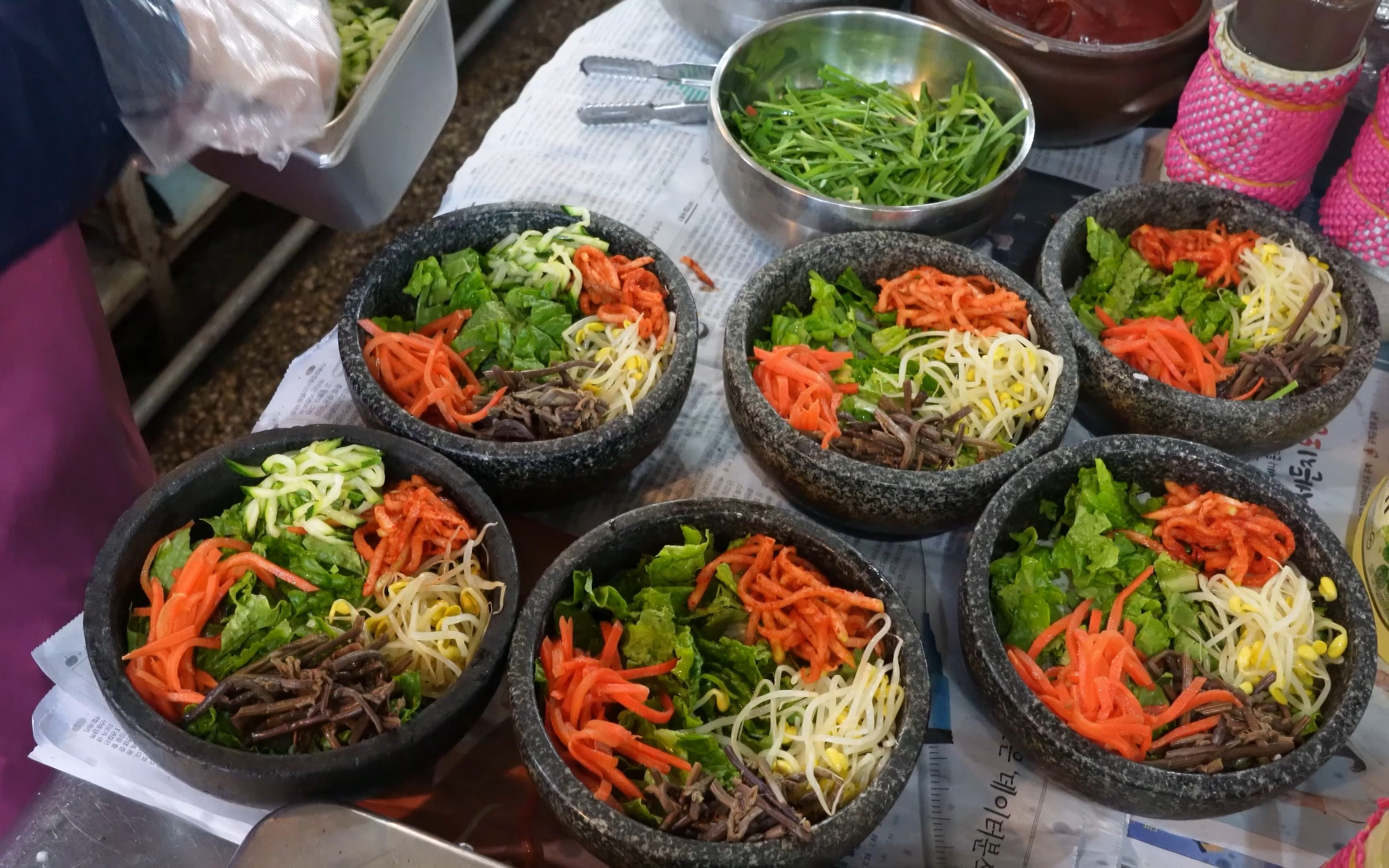 韩国街头美食可以无限续面的切面 配上小鱼干和泡菜 满满幸福感