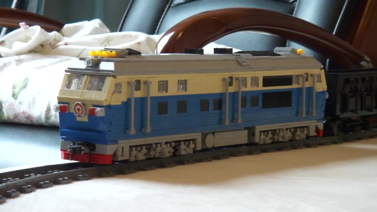 【个人制作】积木df4dh型内燃机车牵引c70h跑圈_哔哩