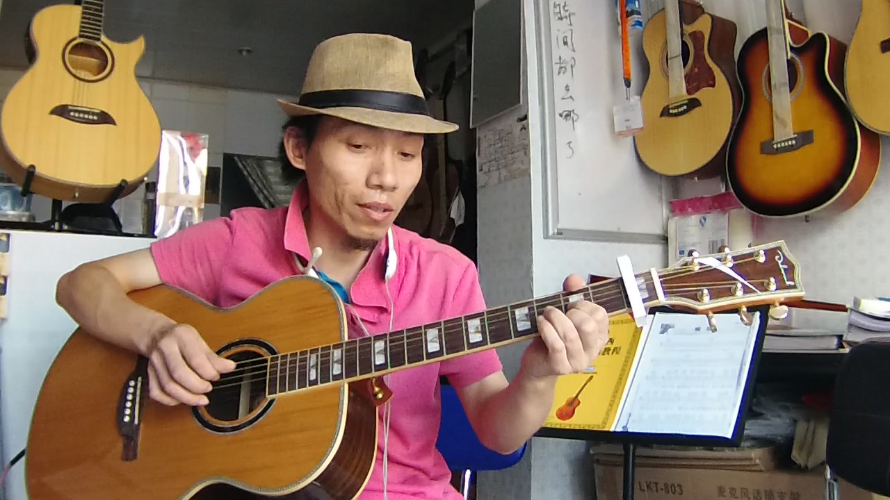 农村大叔吉他弹唱《越长大越孤单》