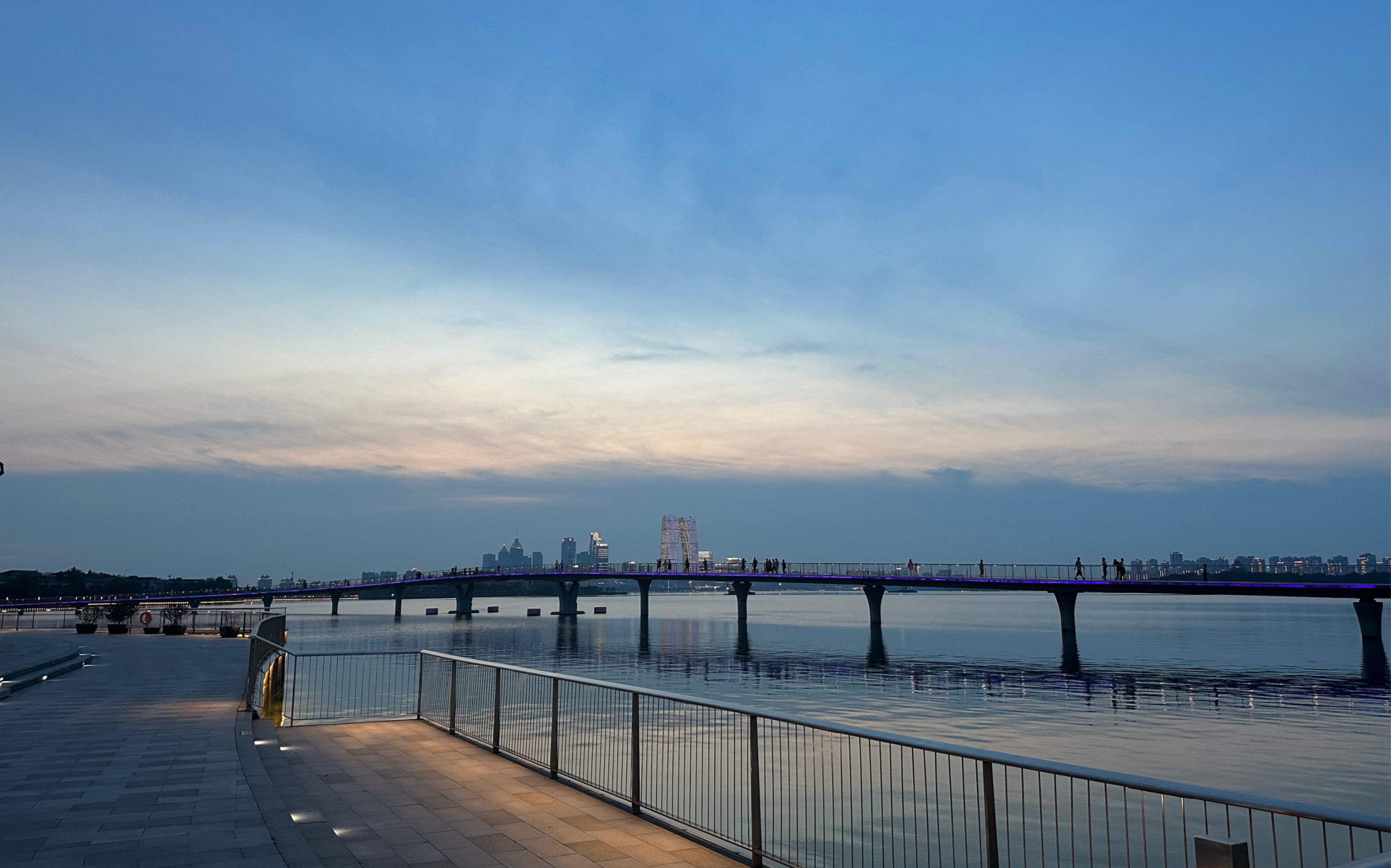 金鸡湖步道夜景图片