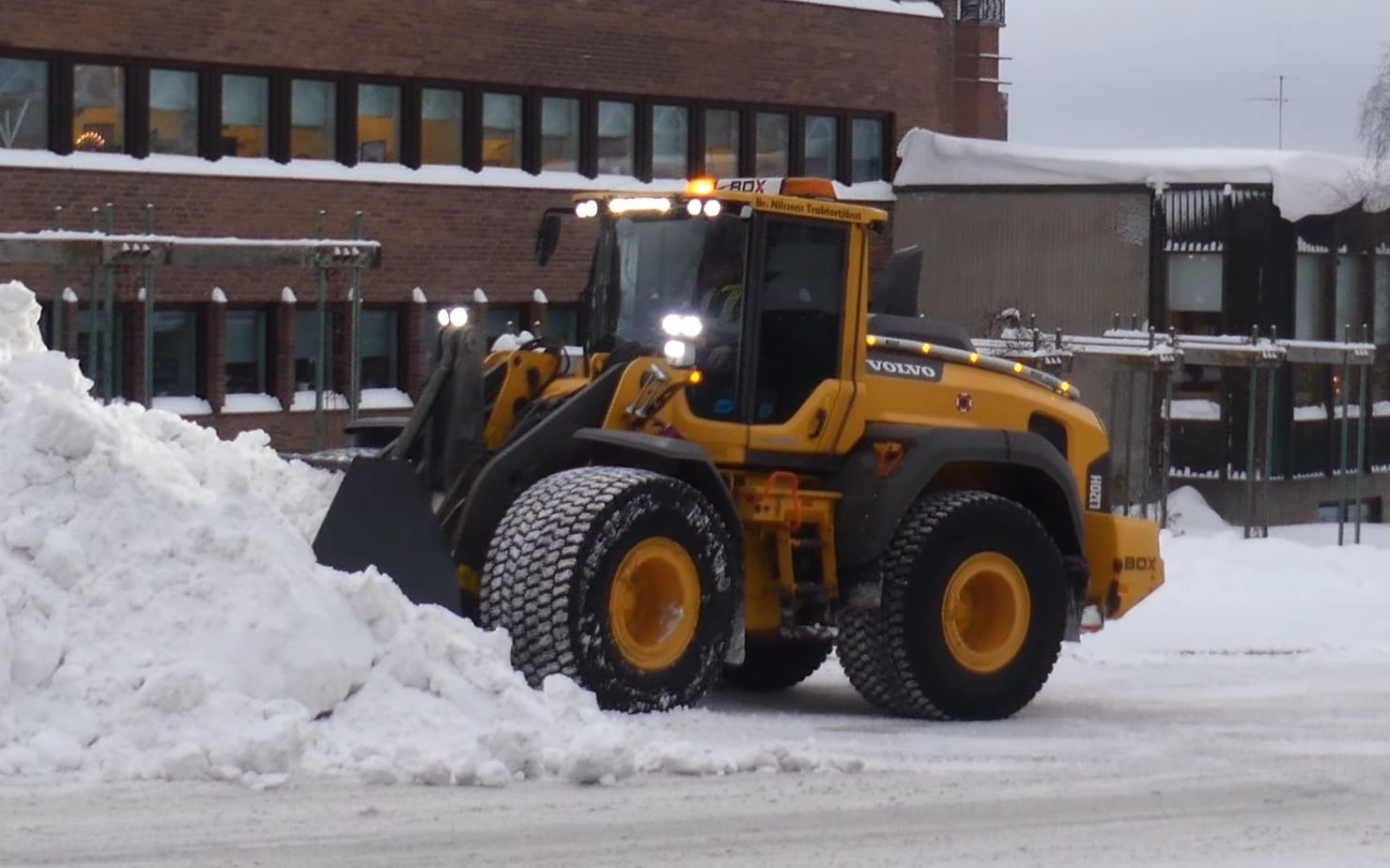 沃尔沃l120h装载机道路除雪