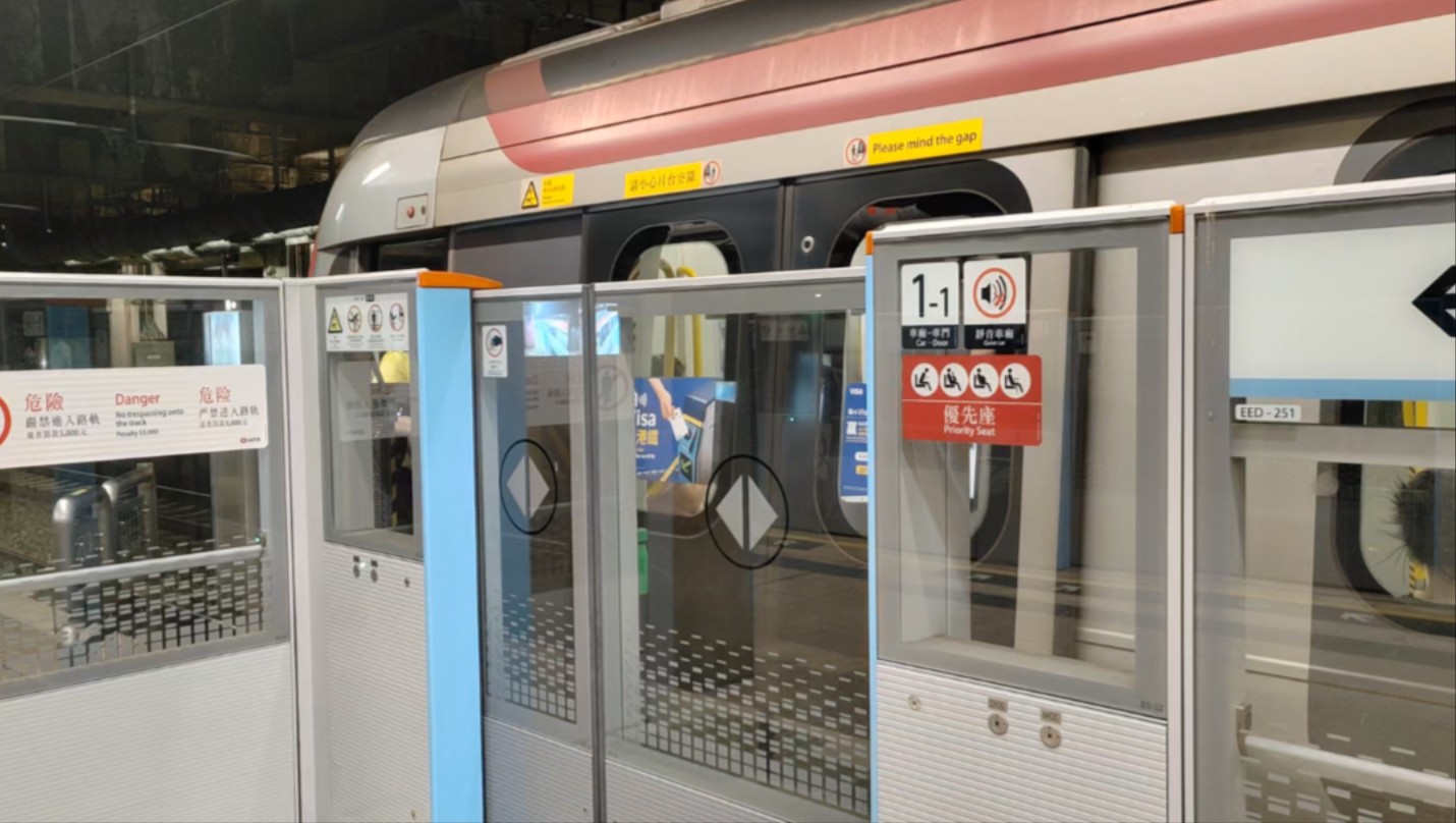 2024年7月10日,港铁沙中线r-train型电客车运行港铁东铁线(d106-d108)