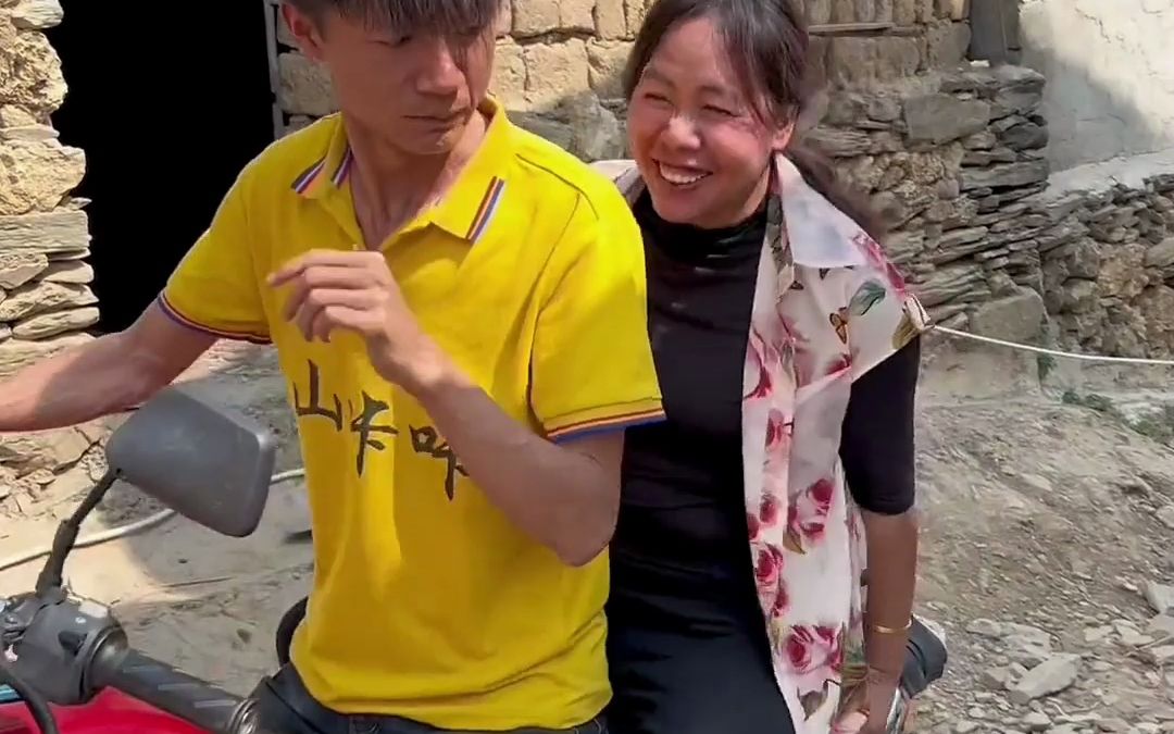 今天带小琴琴买双袜子…搞笑我的乡村生活