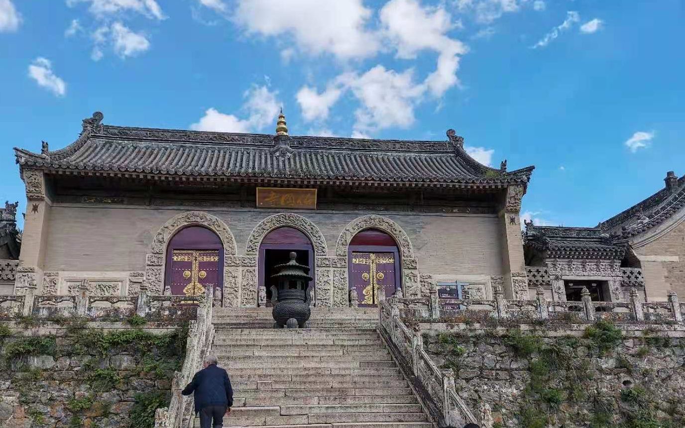 游山西五台山之南山寺,其由极乐寺,善德堂,佑国寺组成,规模大_哔哩