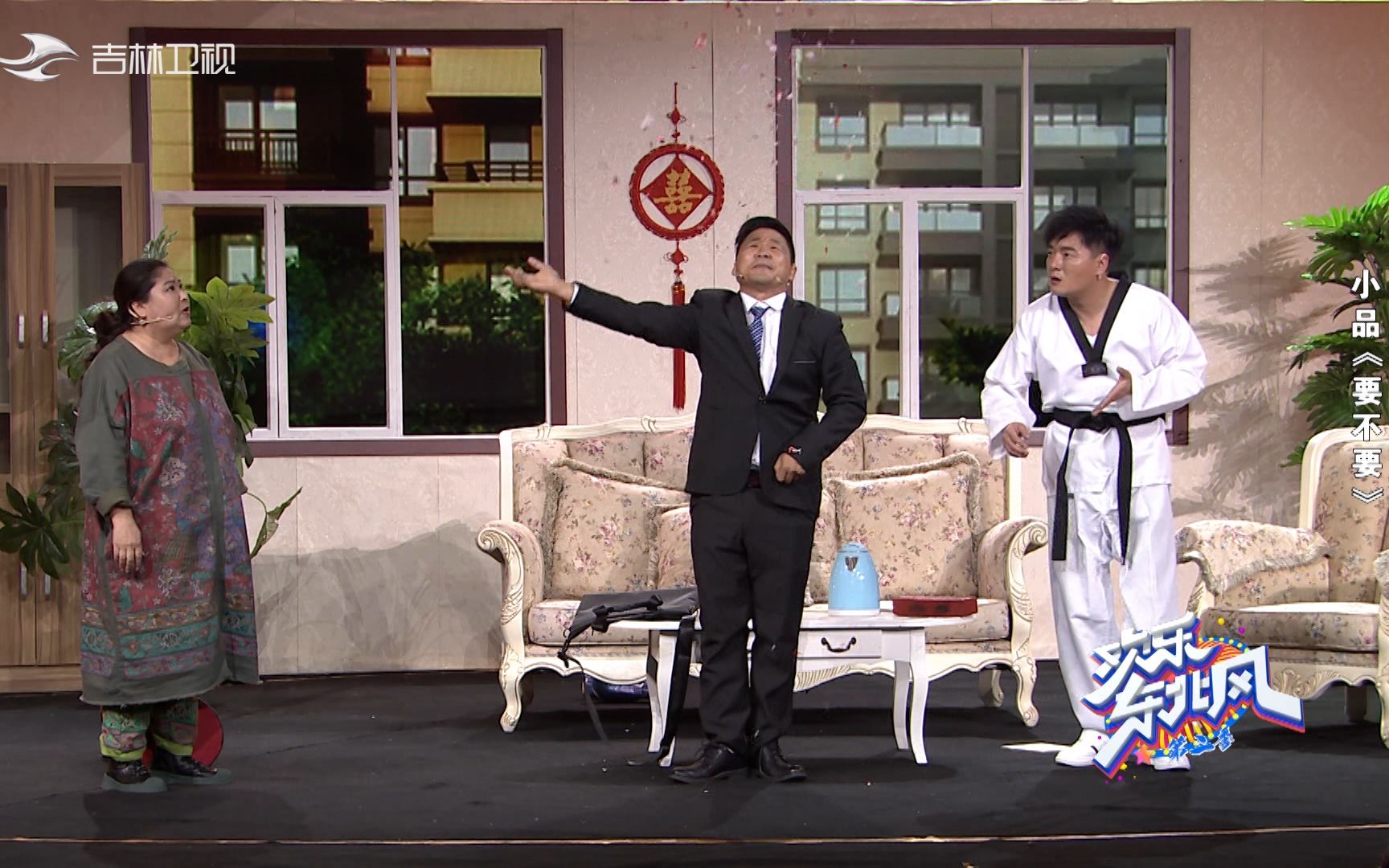 【小品】来喜劝崔大笨生二胎,竟然还自己撒花,太搞笑了_哔哩哔哩 (゜