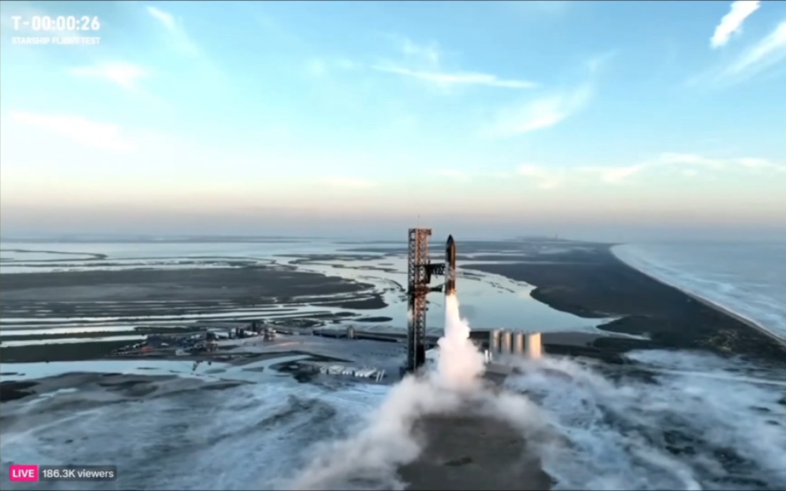 马斯克星舰发射阶段性成功,成功热分离,一级火箭分离返回过程中爆炸