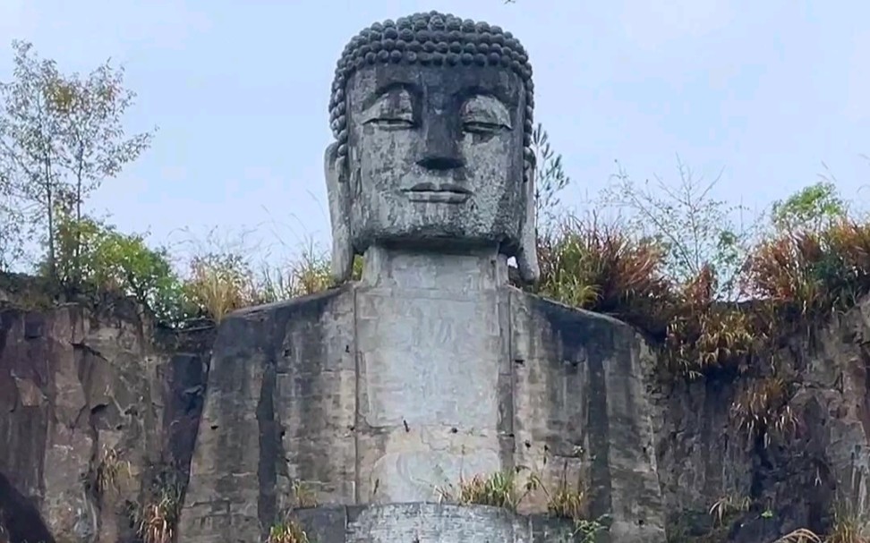 国内最大的废弃佛像,,废弃了20多年,至今无人供奉,被称为乐山大佛同胞