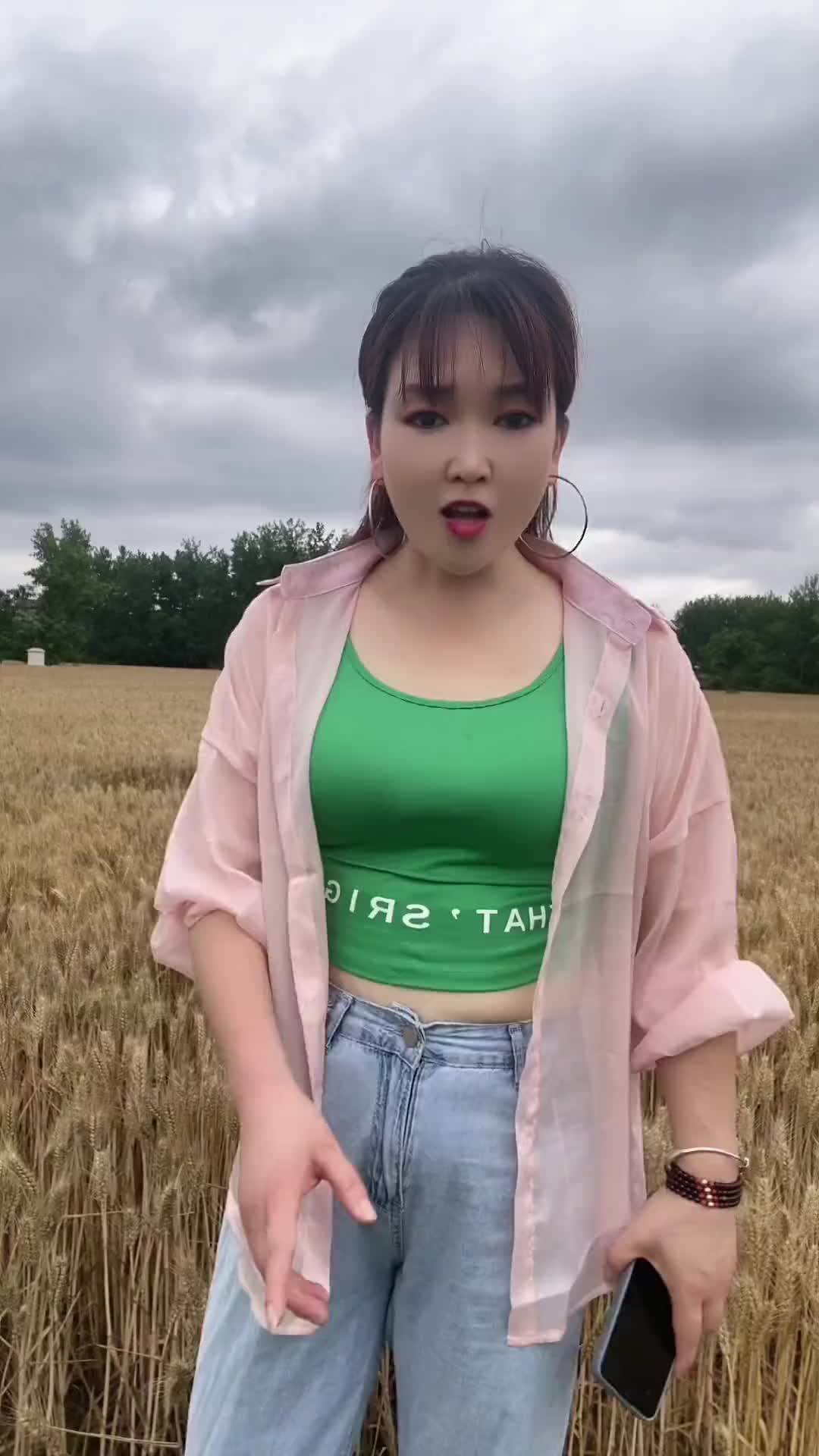 出门在外的老乡看见麦黄可想家乡麦子熟了能干又顾家的农村姑娘田