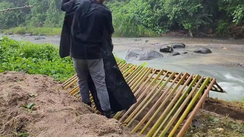 [图]七夕当天小伙徒手挖坑建造地下密室，下大暴雨不会被洪水冲走吧