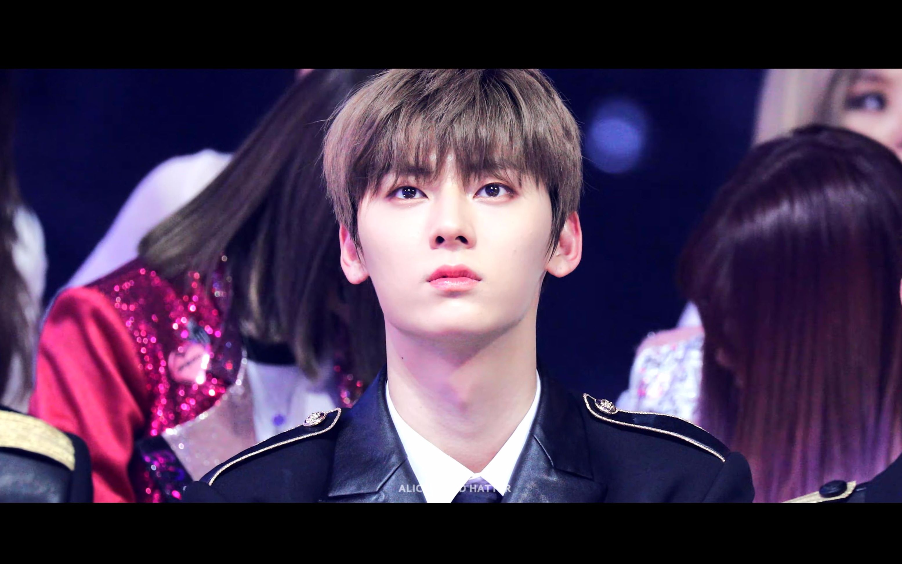 【黄旼炫】190219 旼炫个站 爱丽丝更新 旼炫相关 超清饭拍2则 好绝一