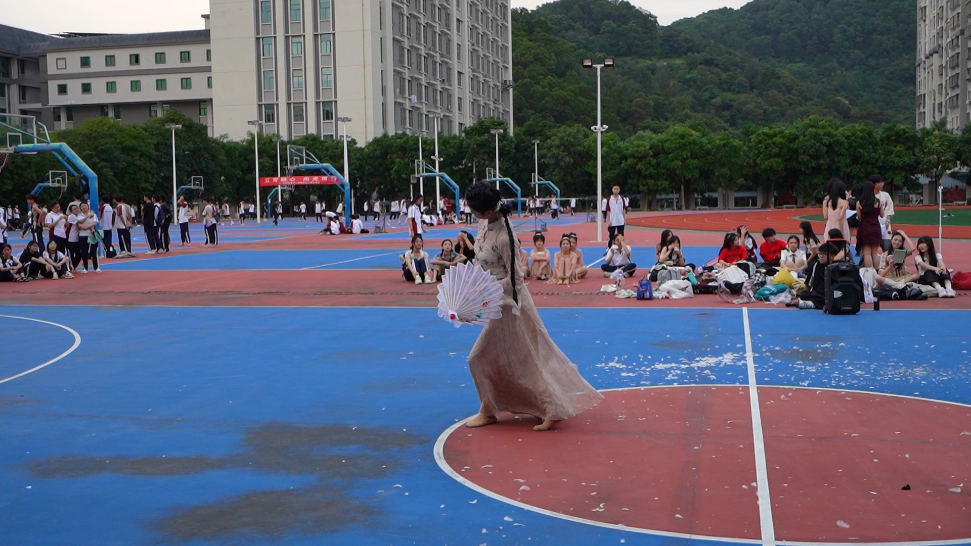 【普宁二中艺术团】人生若只如初见,何事秋风悲画扇,中国舞也是一种极具故事感的舞蹈 由中国舞成员带来的个人舞蹈《画春堂》哔哩哔哩bilibili