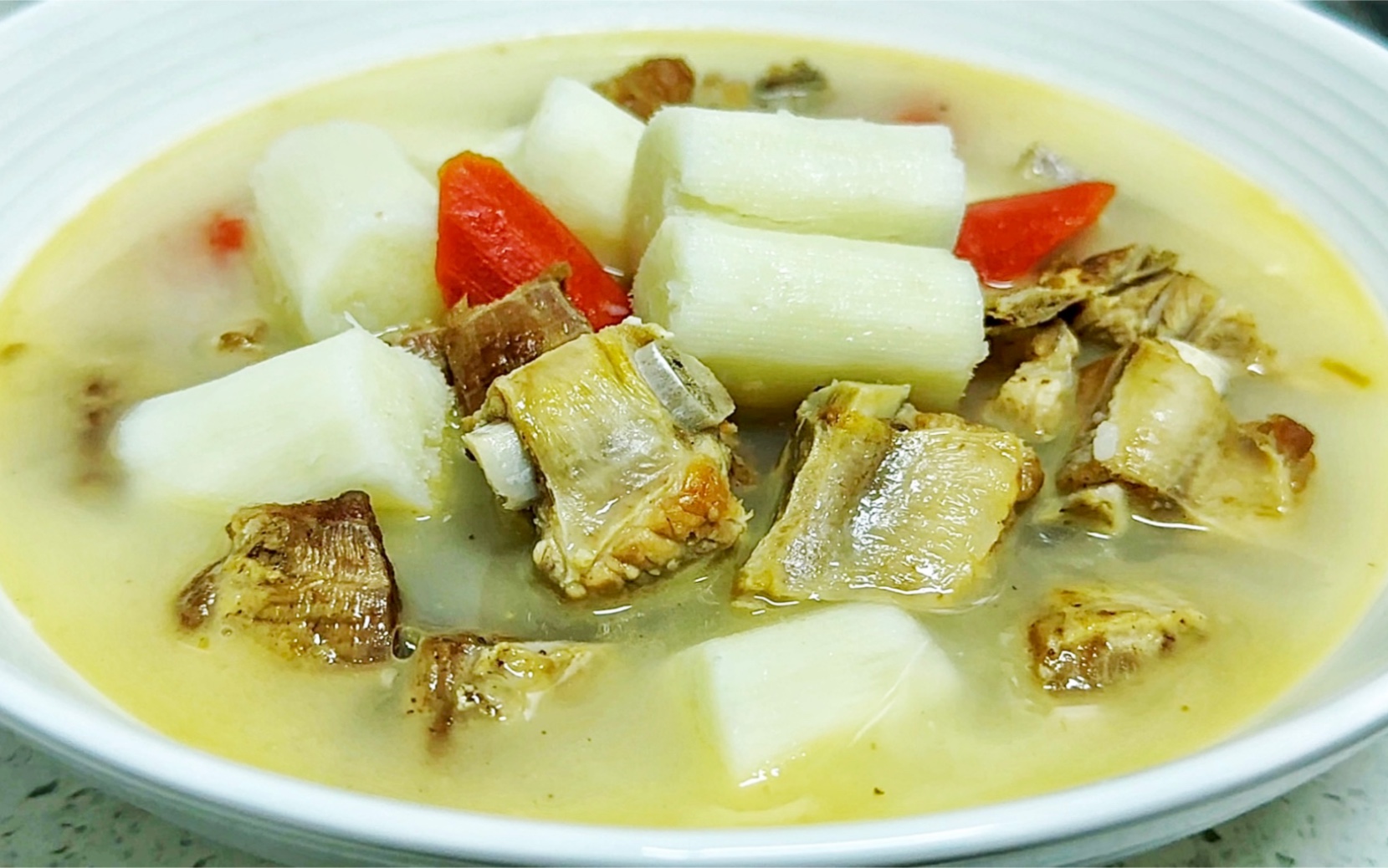 天冷了就做山药炖排骨,做法简单家常,吃着清淡爽口,营养又暖胃-尹小黑