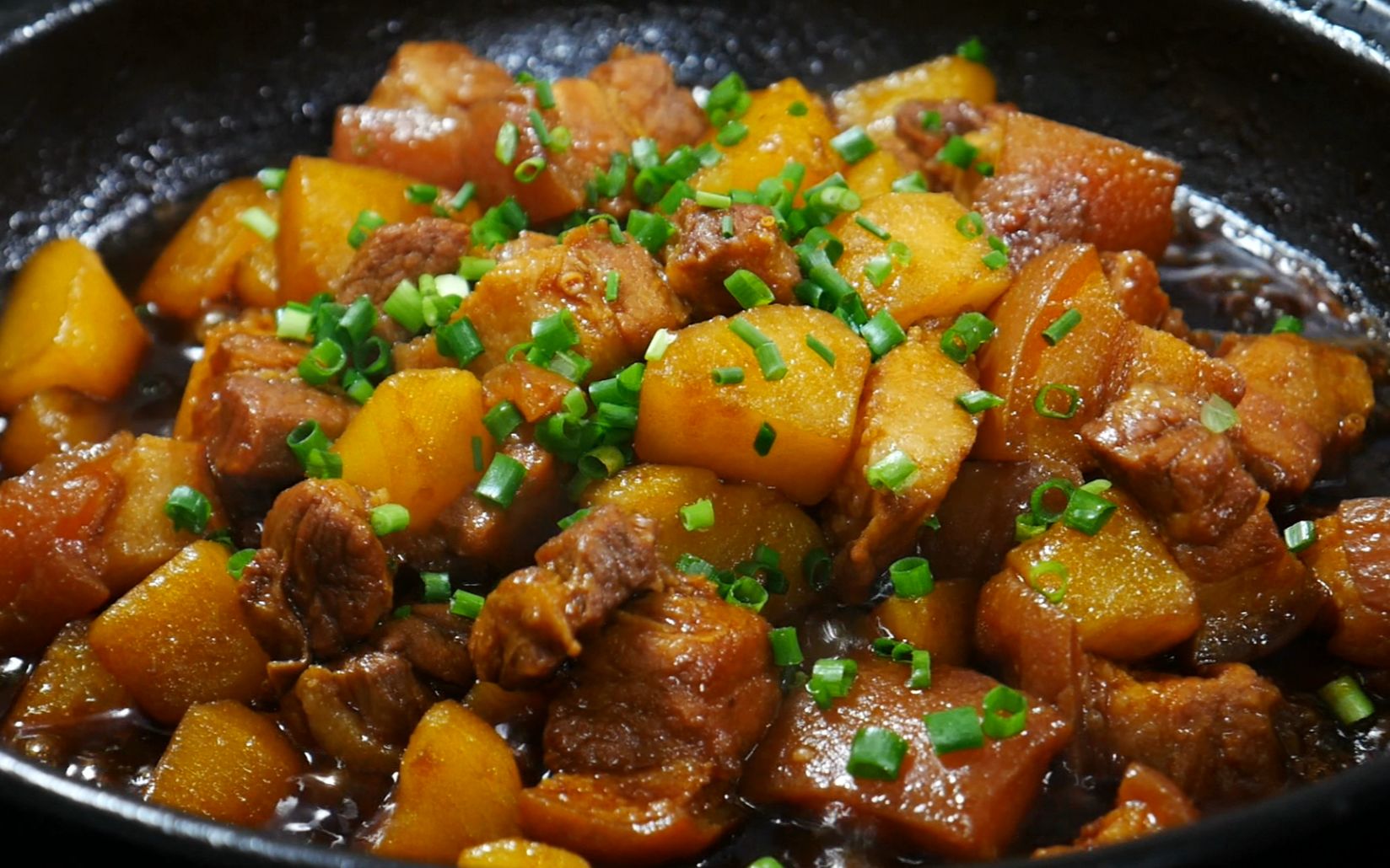 五花肉烧土豆怎么做好吃,大厨教你简单的做法,软糯鲜香不油腻