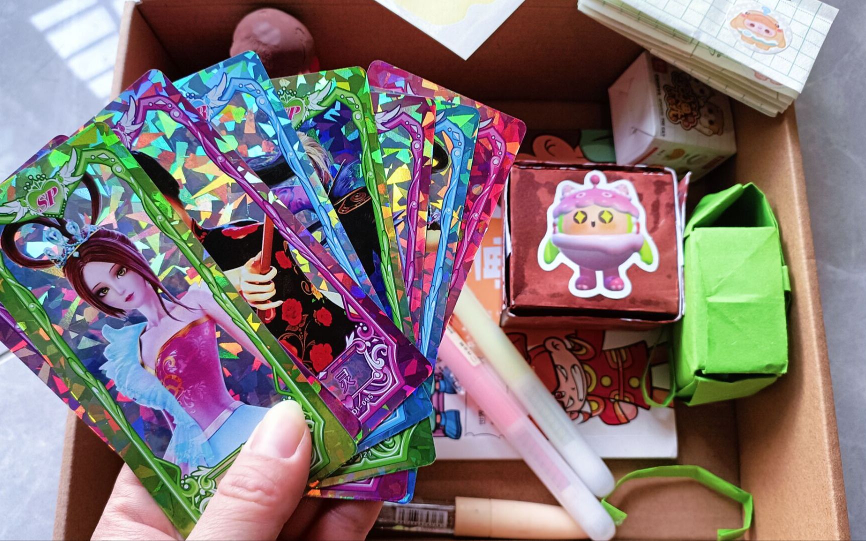 小学生快递箱随心配,拆到叶罗丽卡包和蛋仔派对盲盒,满足好奇心