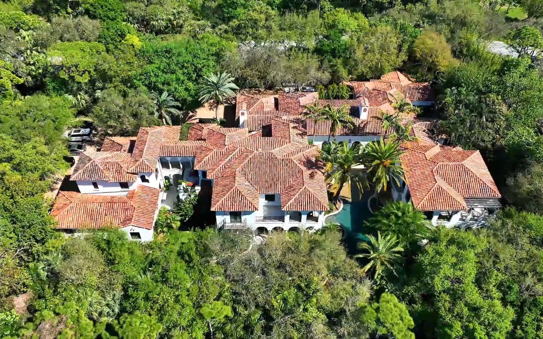 这座价值1450万美元的地中海庄园占地1.25英亩,像公园一样