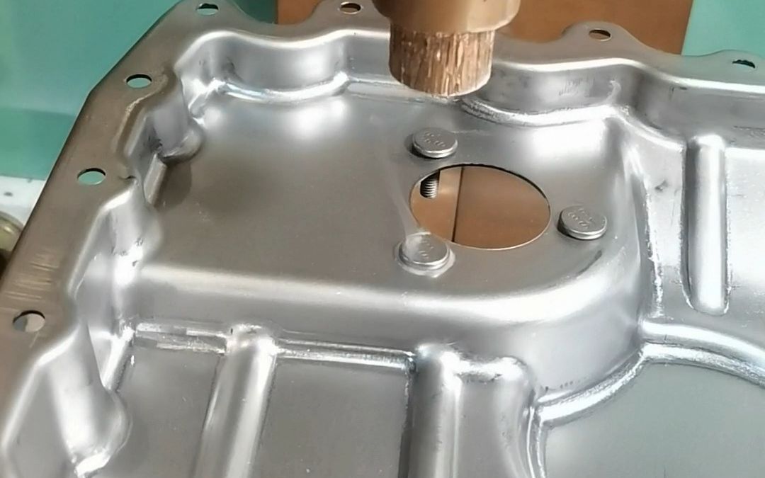 安嘉汽车油箱底壳螺栓凸焊机试样中,可制定全自动螺栓焊接工作站