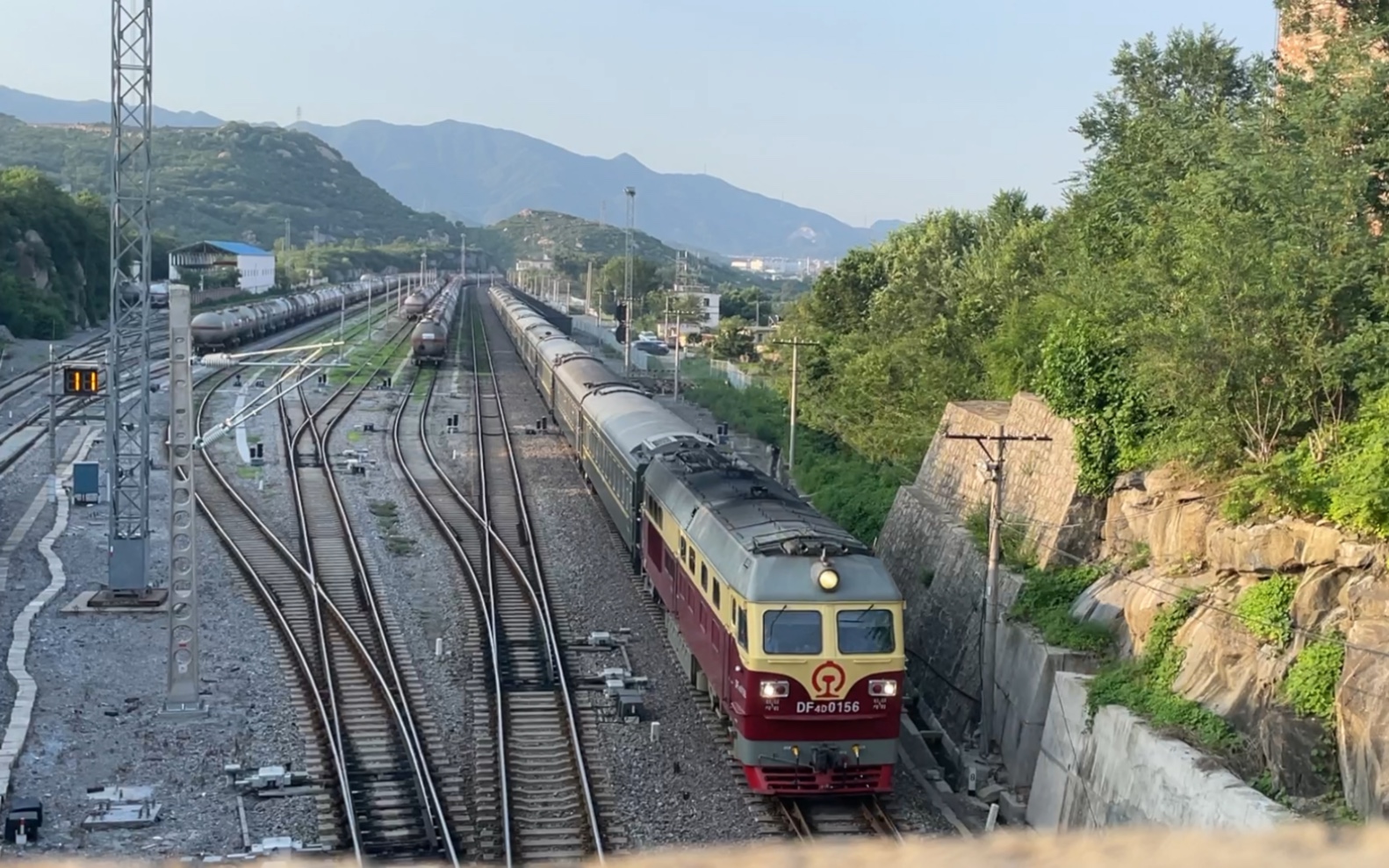 京原线良各庄站京局京段df4d0156牵引北京-运城的k603次快速旅客列车