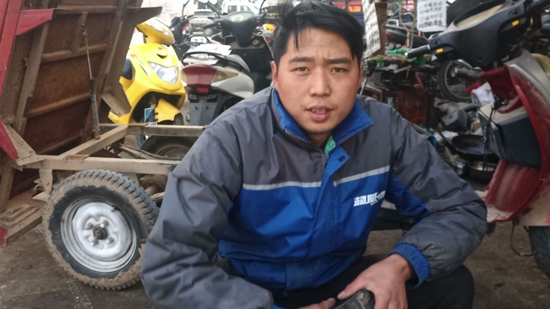 小张修车摩托车电瓶经常鼓包什么原因师傅带你一起看一下教你轻松解决