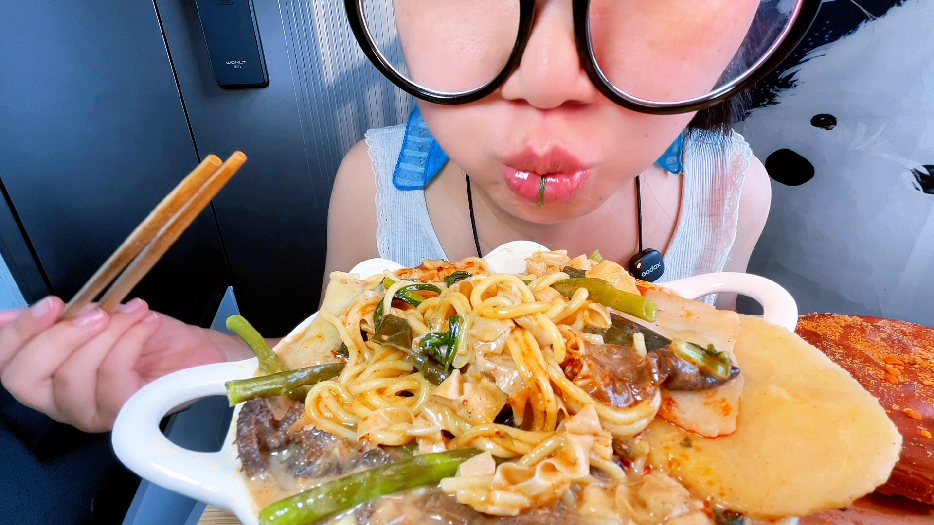 黏糊糊麻辣烫配炸肘子