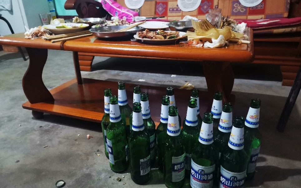 发小3人喝了16瓶啤酒,喝起酒来追忆当年在部队当兵时候的往事!