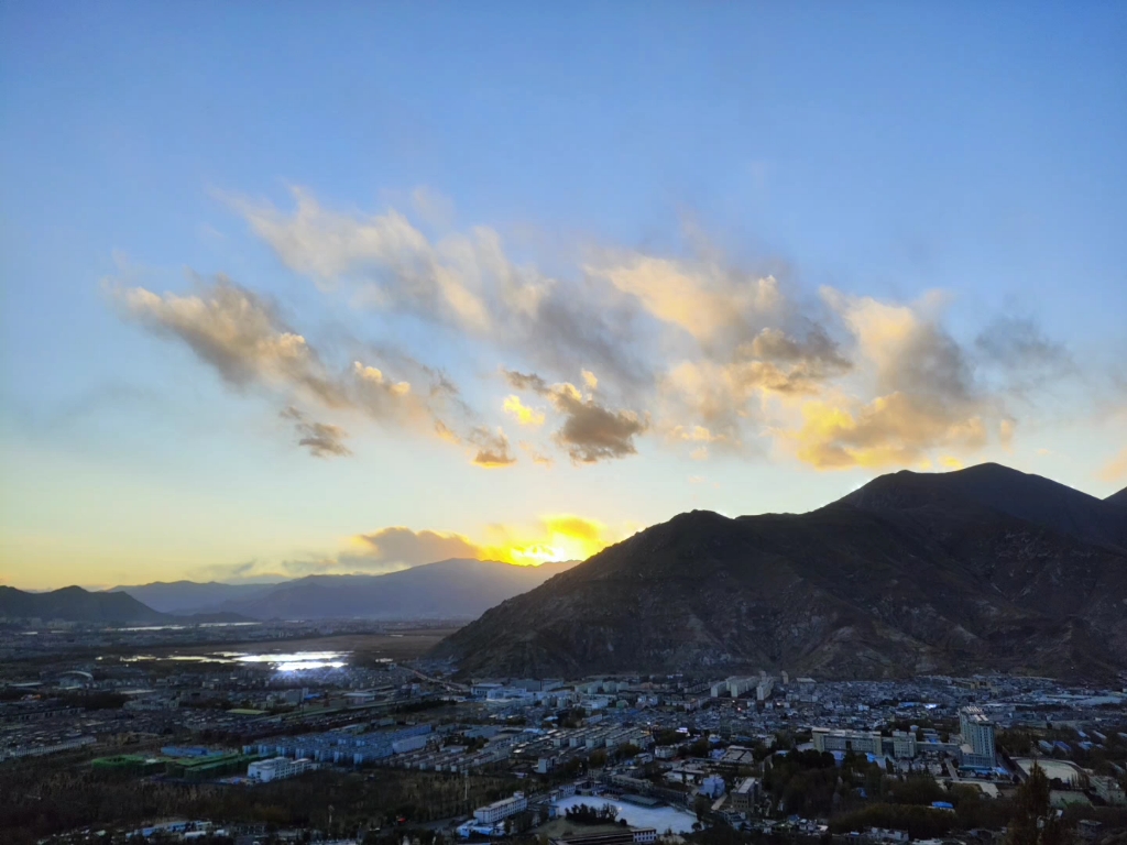 拉萨日照金山
