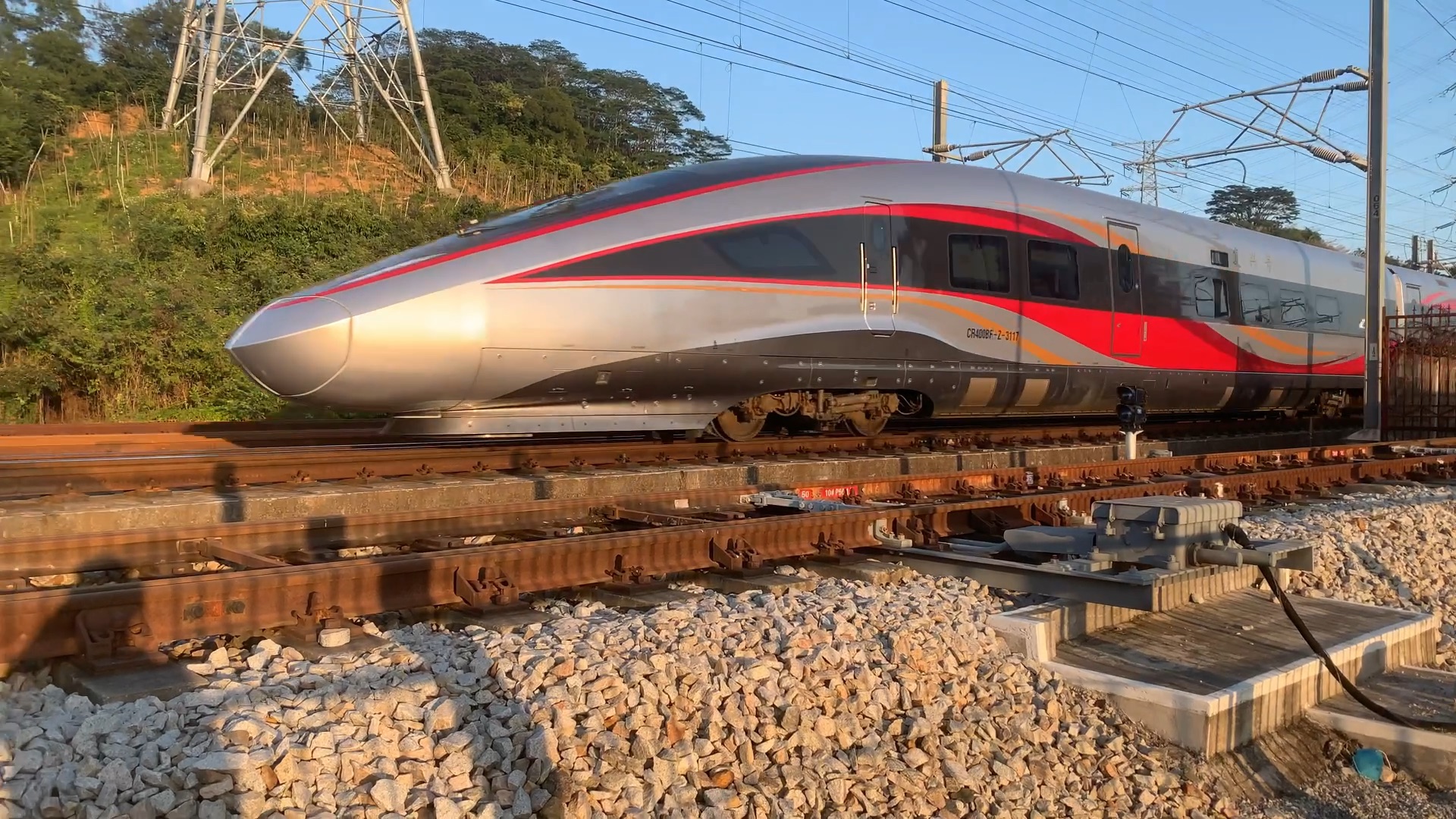 珠海至梅州西的g6340次列车进入中山站4站台,由广铁集团cr400bf-z