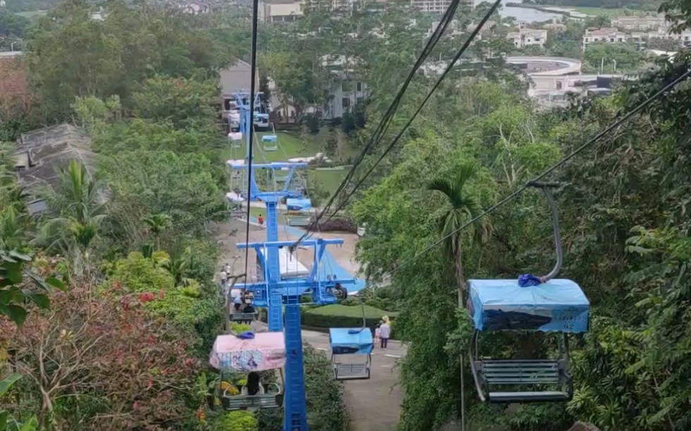 沉浸式坐缆车(琼海白石岭缆车)