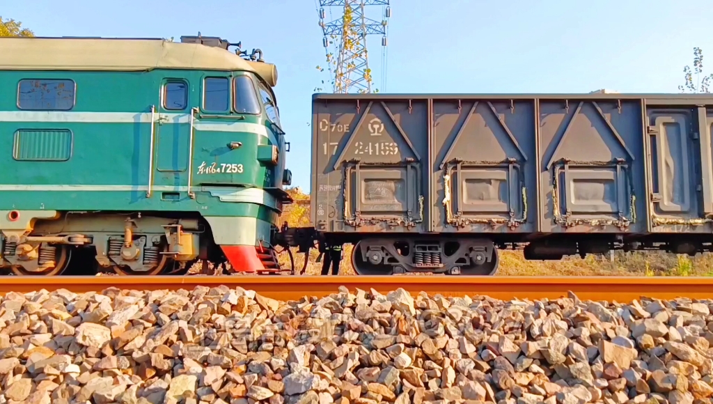 上局合段df4b7253竹溪站挂车作业,前往合东方向.