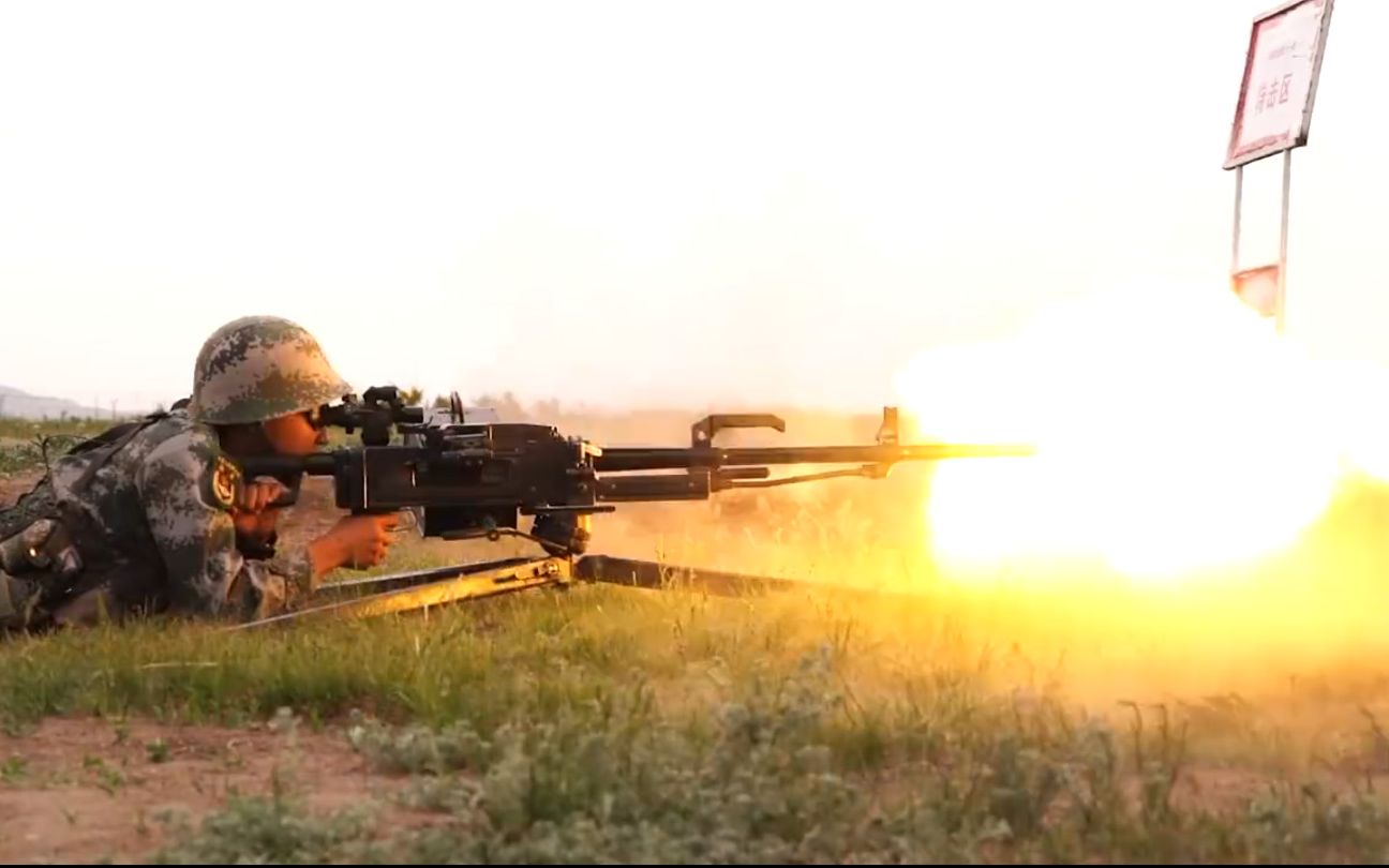 画面都在颤抖!17秒看重机枪火力全开