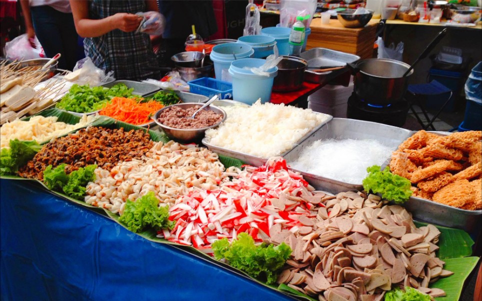 苏南小伙路边摊买两个炒菜,便宜又美味跟同事两个人20块吃撑