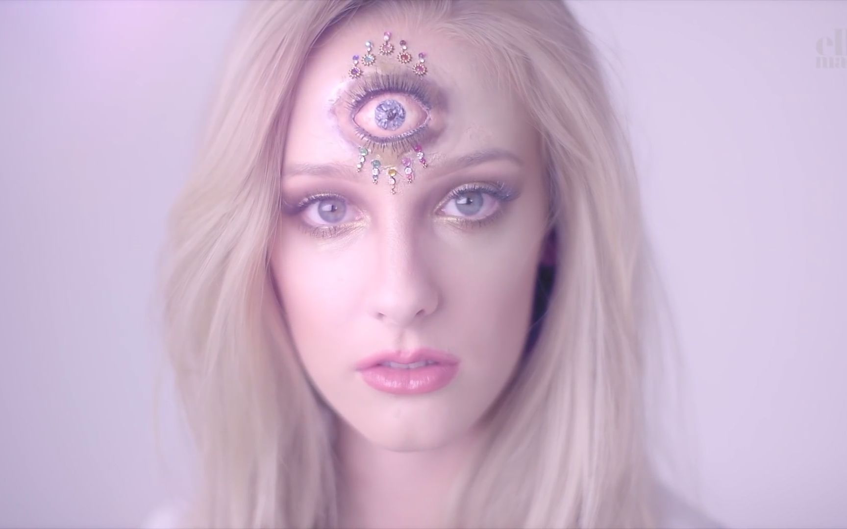 金发美女教你如何化三眼仙女脸妆!