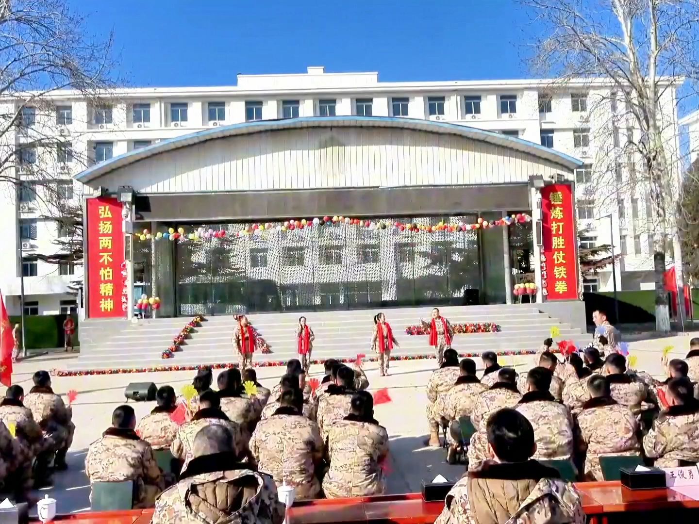 文艺轻骑队深入一线,陪首都卫士过年(武警北京总队 漆锡;编辑:周迪夷)哔哩哔哩bilibili