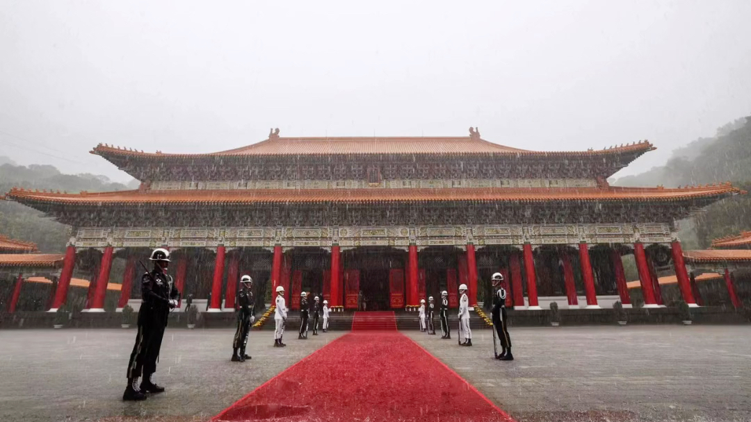 台北雨中忠烈祠:禮兵們不畏風雨守護著為家國戰死的英烈們