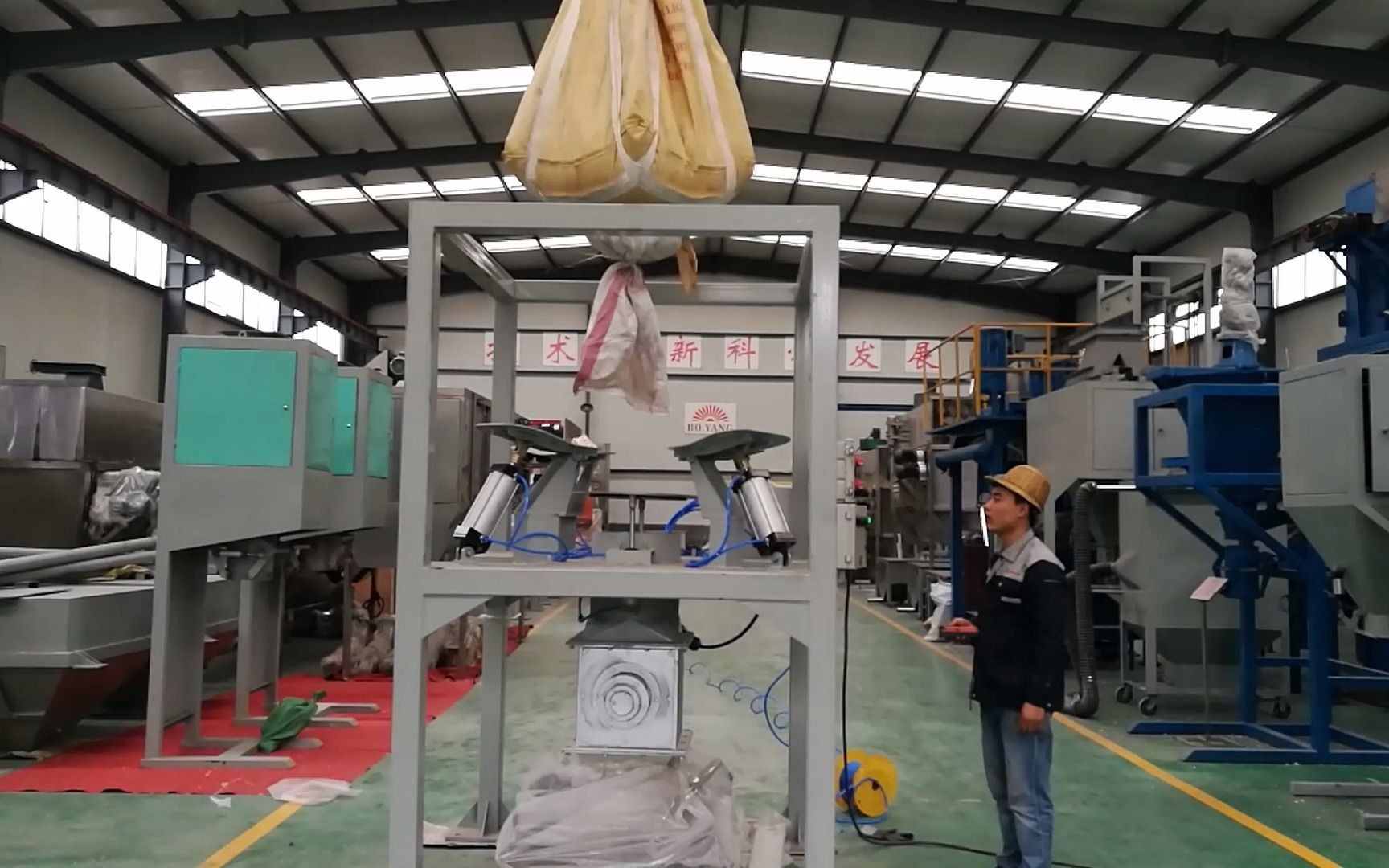 西藏纯碱吨袋拆袋站厂家 吨包拆包输送机方案设计