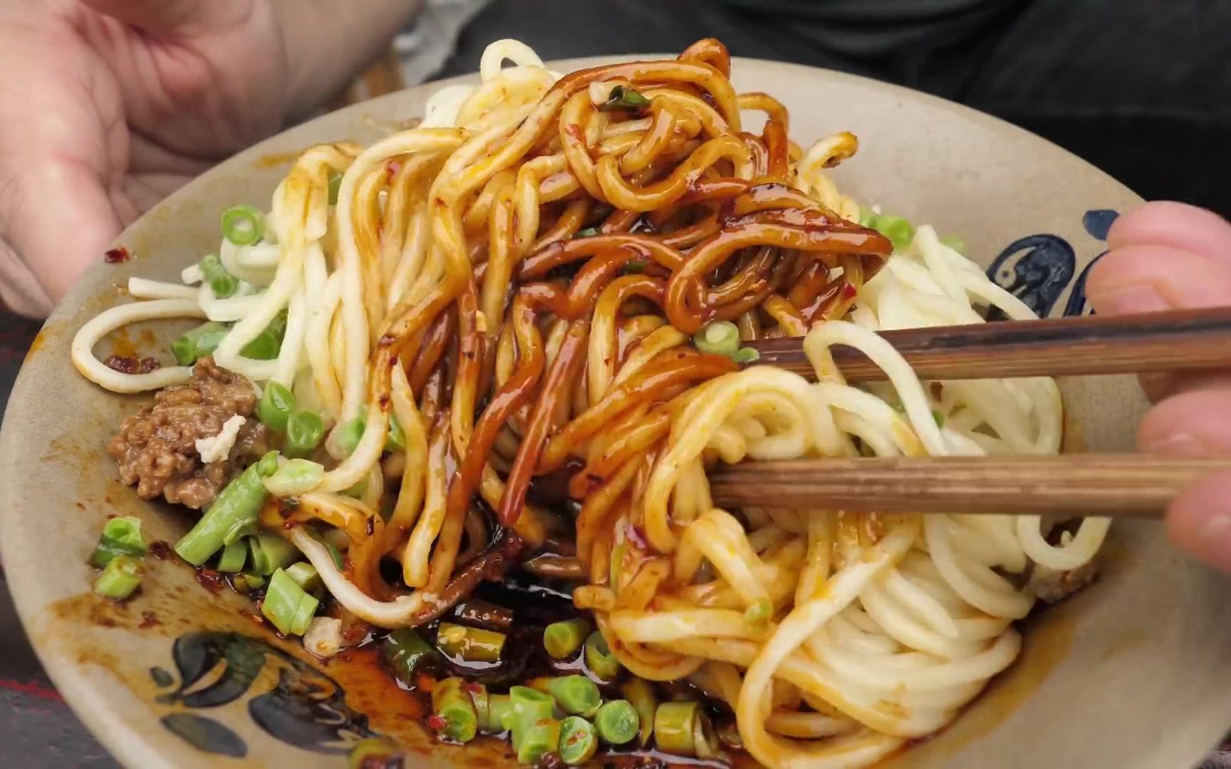 油管搬运吃货老外品尝成都街头各种担担面