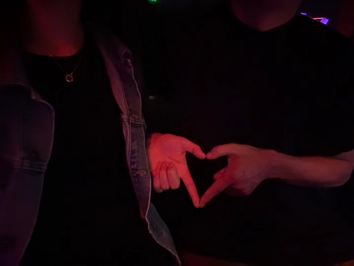 在酒吧遇到帅哥比心?