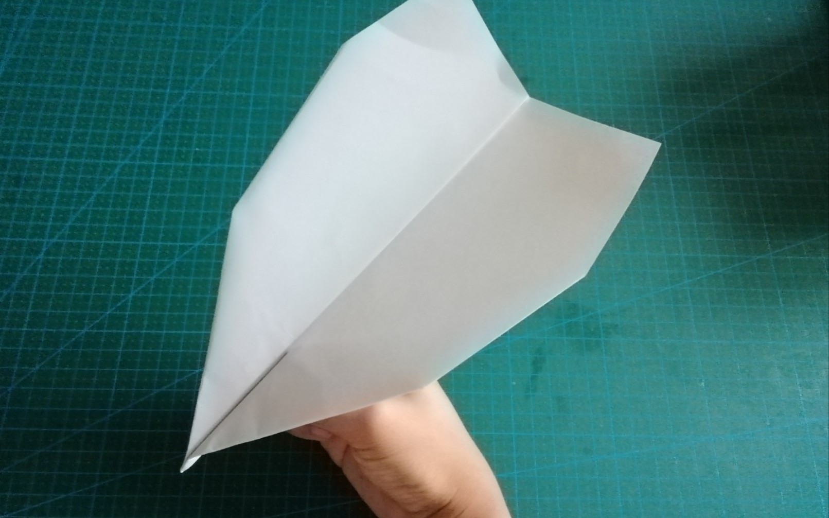 一分钟教你折一架飞得超稳的纸飞机—ct—16