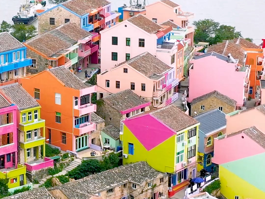 许银炜:它被称为中国的"五渔村",整个村涂满了颜料,仿佛来到了七彩