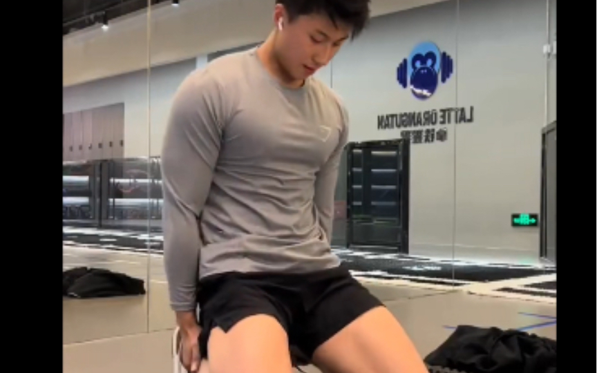 肌肉帅哥脸和身材你打几分