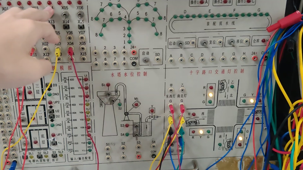 [图]电气大学生实训:  使用PLC控制交通信号灯。