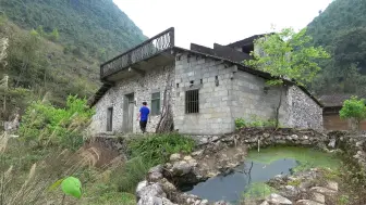 Download Video: 广西深山发现一无人村，山羊遍地无人看，车路不通建楼房，人去哪了