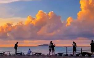 下载视频: 听说黄昏是浪漫主义者，难怪夕阳会爱上它