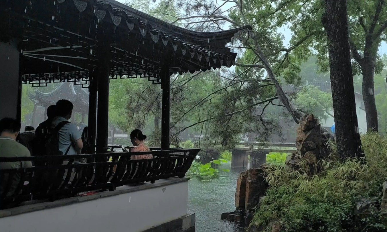 一川烟雨斜挂,思绪被困在烟雨江南了.雨未央,心悠远,暮若夕尘,盛夏暖梦,一川烟雨斜挂,谁与风中嗟叹怨涟涟?哔哩哔哩bilibili