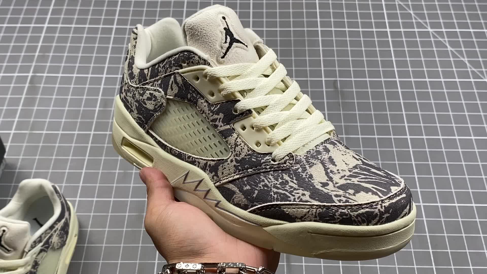 airjordan5lowexpressionaj5乔5绒面白低帮篮球鞋da8016100鞋款采用绒